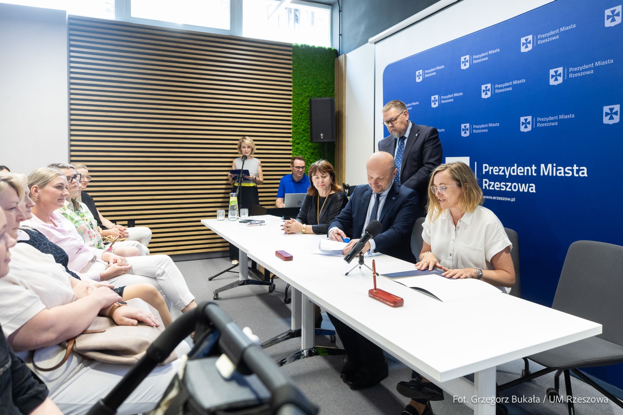 zdjęcie z uroczystego podpisania umów z organizacjami pozarządowymi,fot. Grzegorz Bukała, Urząd Miasta Rzeszowa